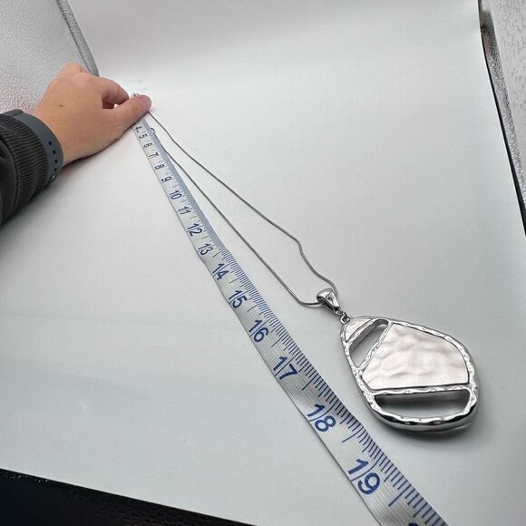 NWT Chico’s Textured Flip Metal Pendant Reversible Necklace Two Tone Gold Silver - Picture 5 of 6